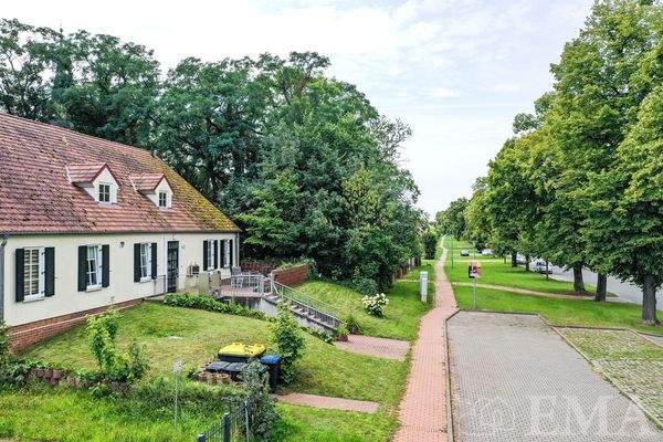 Hausansicht mit Parkplätzen