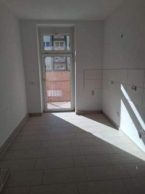 Küche mit Balkonzugang