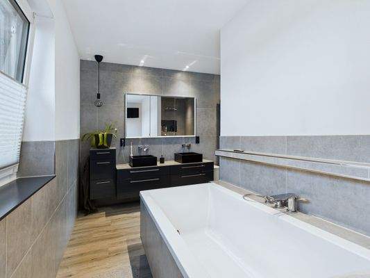 OG Masterbad mit Wanne, Dusche, WC