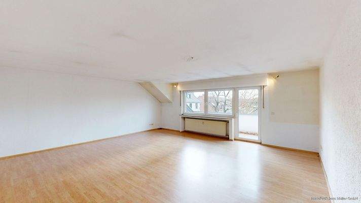 Wohn- und Esszimmer mit Zugang zum Balkon