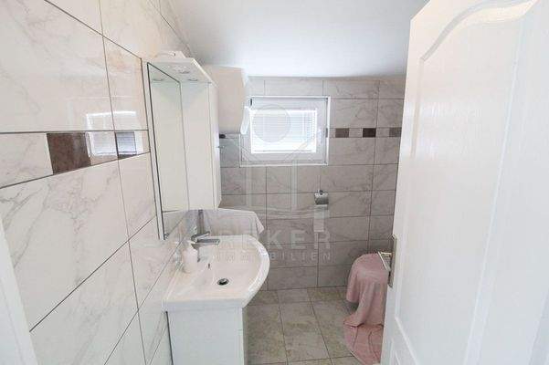 Sechs moderne und komfortable Bäder