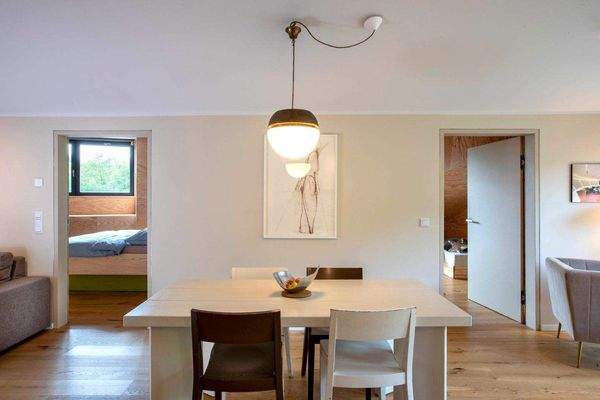 Blick zu den Zimmern