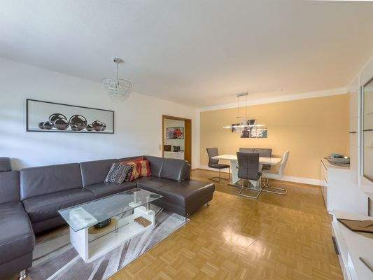 grosses, helles Wohnzimmer