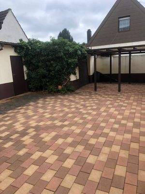 Hof mit Werkstatt und Carport.jpg