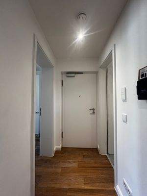 Heller Flur mit Holzboden