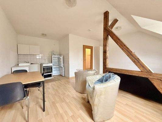 Wohnzimmer mit offener Küche