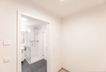 Blick ins Badezimmer mit Dusche
