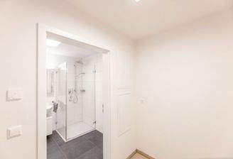 Blick ins Badezimmer mit Dusche