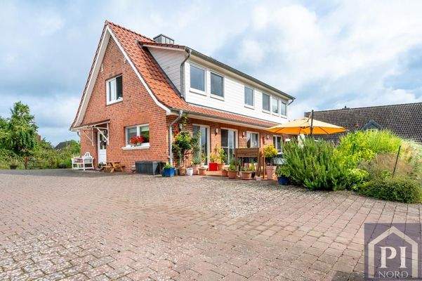 Großer, gepflasterter Hof