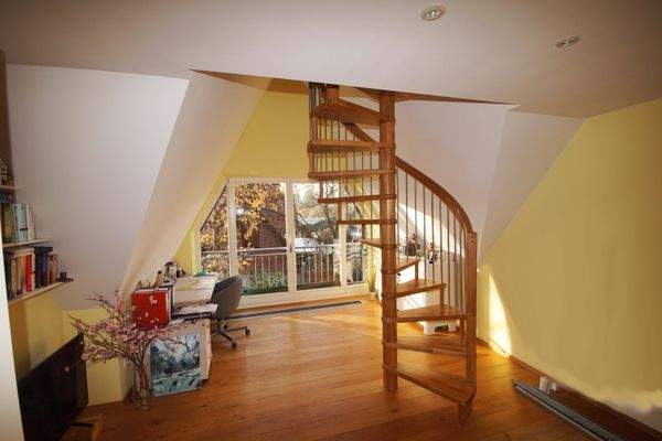 Kinderzimmer mit Raumspartreppe