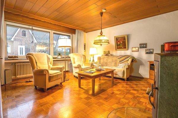 Wohnzimmer mit Kaminofen (EG)