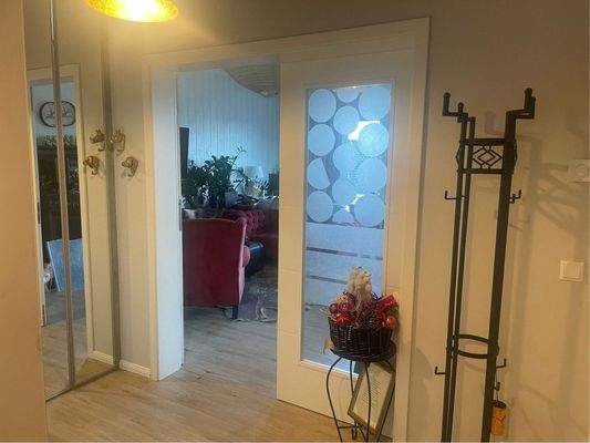 Flurbereich mit Blick ins Wohnzimmer