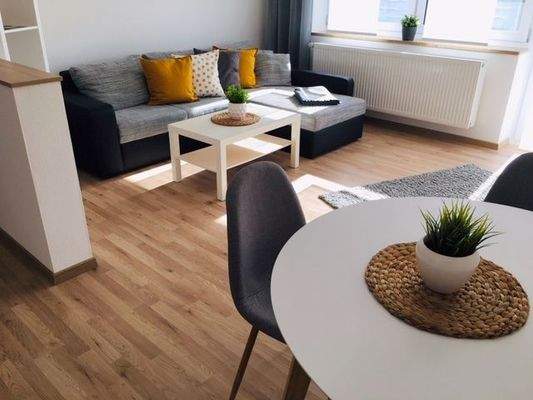 Wohnung 2: heller Wohn- und Essbereich