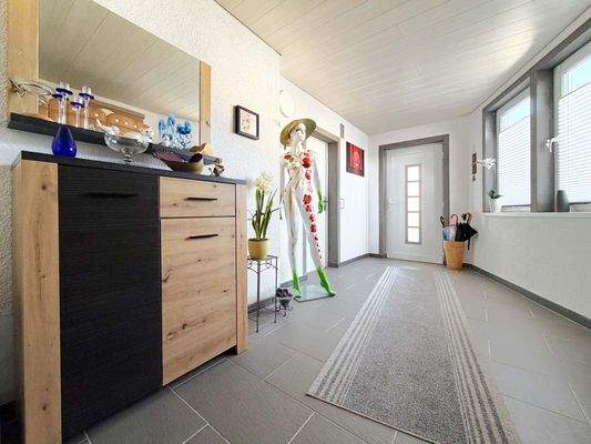 EG Windfang: Lange Diele verbindet Eingangsbereich mit Wohnräumen und schafft klare Wege