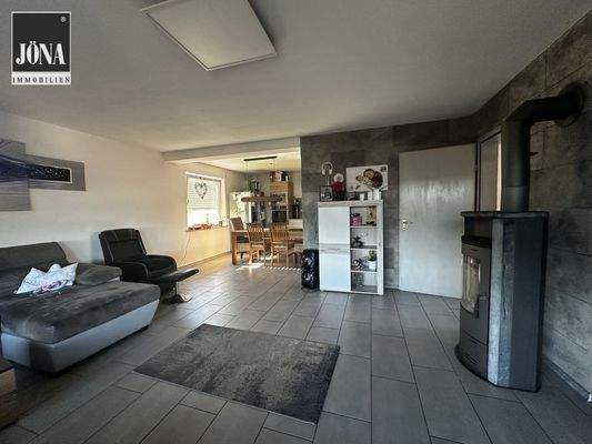 Wohnzimmer mit Blick in die Küche