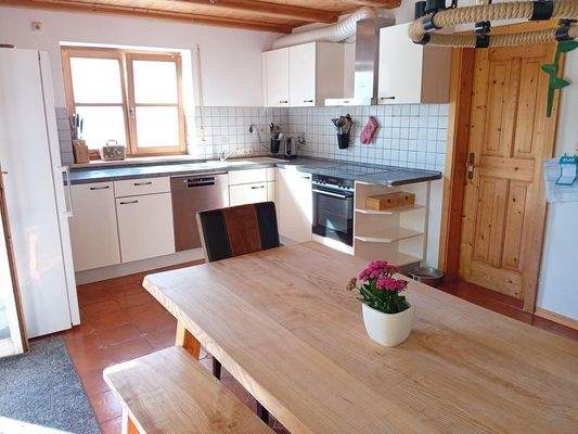 Essküche/ Tür zur Speisekammer