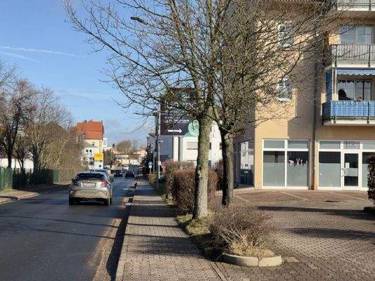 Vorbeiführende Straße