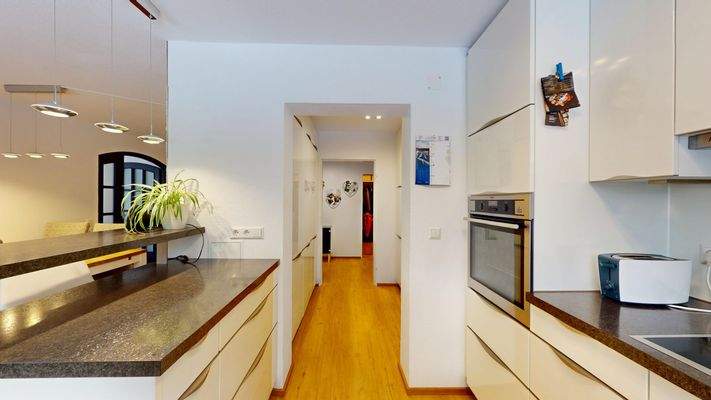 Küche zum Hauswirtschaftsraum