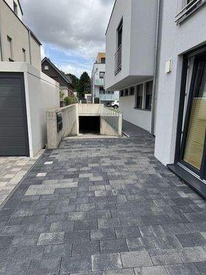 Tiefgaragen-Einfahrt