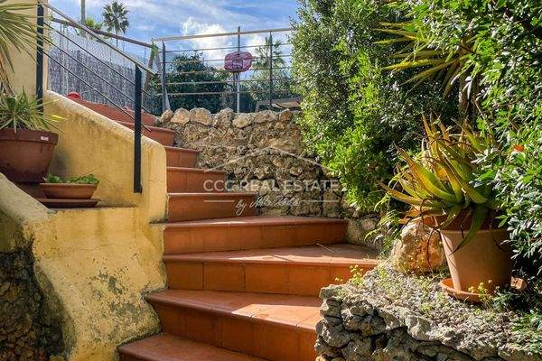 Treppe zur oberen Gartenfläche