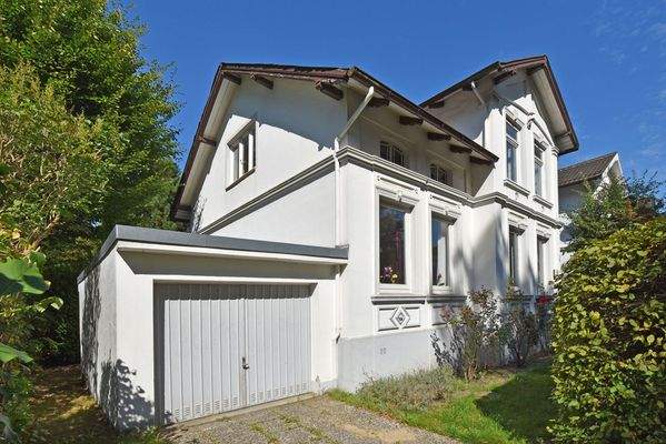 Einzelgarage links am Haus