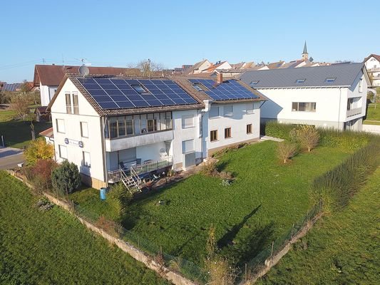 Rückseite mit Balkon und Garten