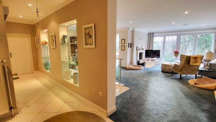 Offener Flur mit Wohnzimmer