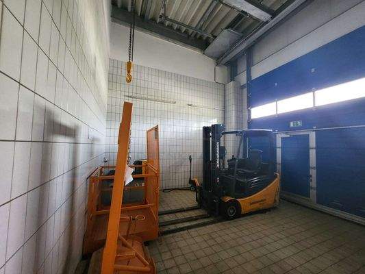 Waschbereich mit Kran