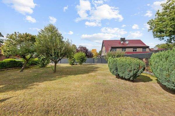 Gartenperspektive zum Nachbarn