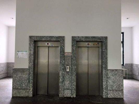 Aufzüge im Erdgeschoss