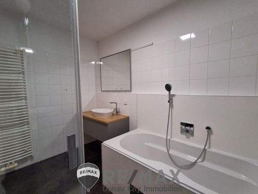 12 Bad mit Wanne 1210