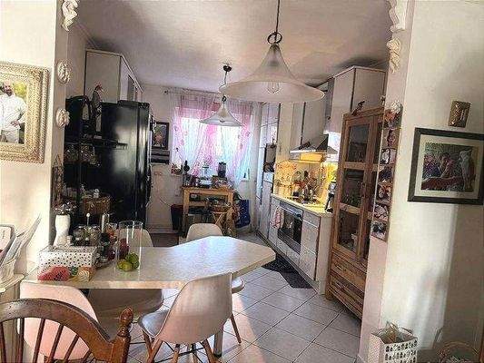 Das Erdgeschoss verfügt über eine offen gehaltene Küche mit Essbereich und Wohnbereich und eine gemütliche Sitzecke zum Kamin mit Zugang zur traumhaften Terrasse 