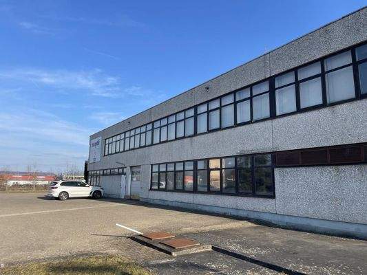 Parkplatz vor Gebäudde