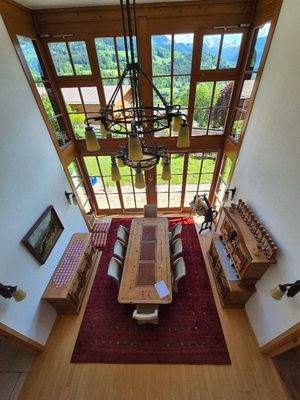 Blick von der Empore auf das Esszimmer...