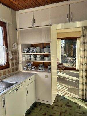 Küche mit Einbauschränken zum Essbereich