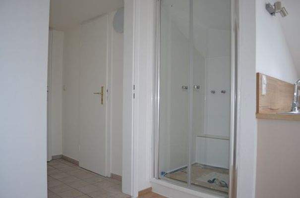 Blick zum Badezimmer/Dusche