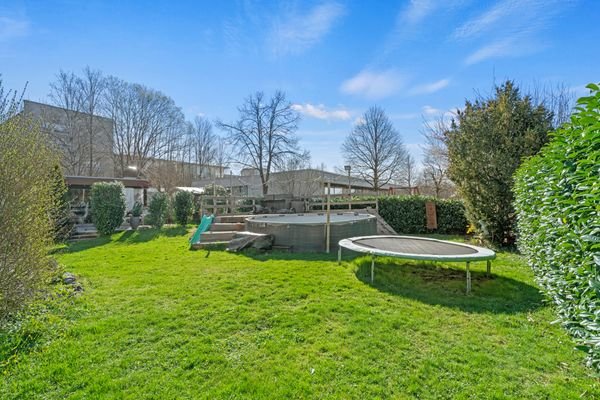 Sonnenverwöhntes Gartengrundstück mit viel Privatsphäre