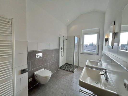 Tageslicht-Bad mit Dusche, WC, 2 Waschbecken, Hand