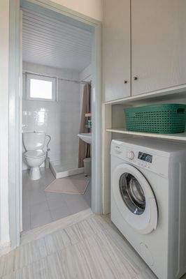 Ligaria: Villa mit drei Wohnungen und Pool zu verkaufen