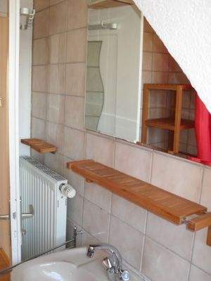 Waschbeckenseite im Bad