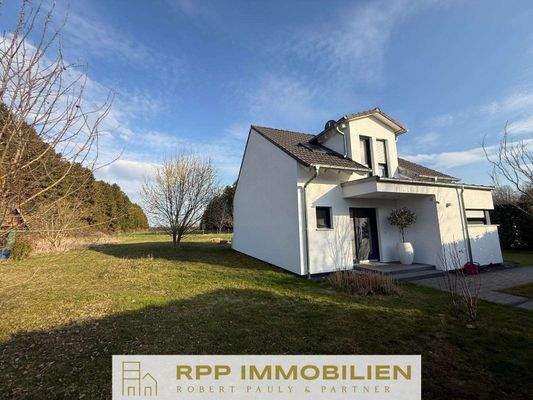 Doppelhaushälfte angrenzend