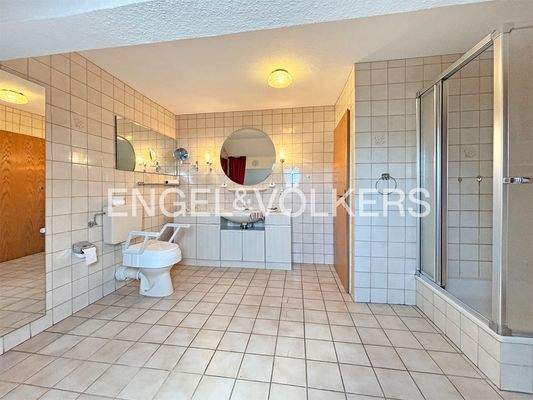 DG: Tageslichtbad mit Dusche