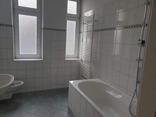 Erstes Bad mit Wanne und Fenster