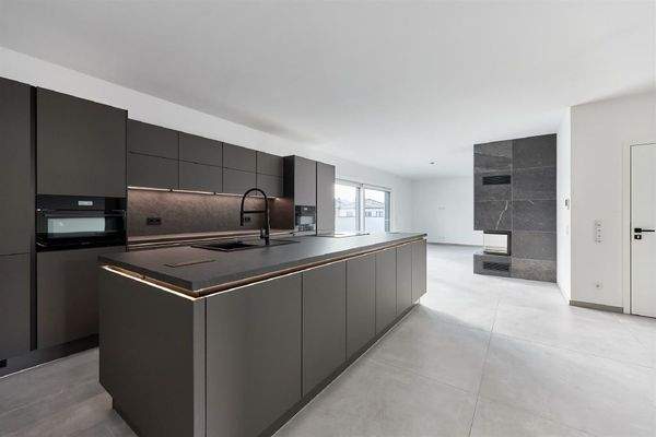 Moderne Küche mit schöner Beleuchtung