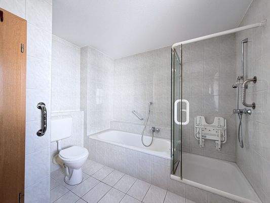 Badezimmer mit Dusche und Wanne OG