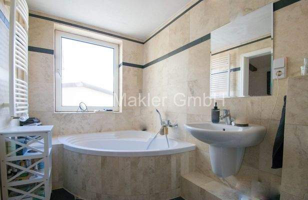 Badezimmer mit Dreieckige Wanne und Dusche