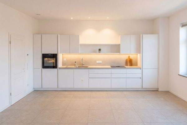 Moderne Einbauküche mit Markengeräten (virtuell möbliert)