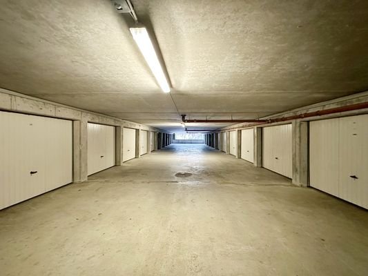 großes Nebengebäude mit Einzelgaragen