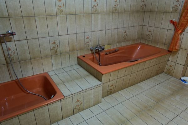 Bad mit Wanne und Dusche im OG