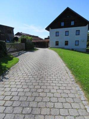 gepflasterte Zufahrt   